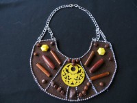 Collar babero grande madera amarillo